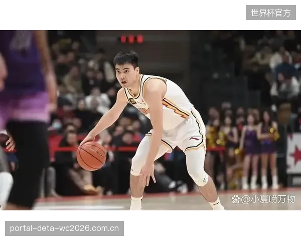 山西汾酒后卫贾明儒荣膺最佳第六人,其无球跑动和接球投篮效率极高。 山西汾酒后卫贾明儒荣膺最佳第六人,其无球跑动和接球投篮效率极高。