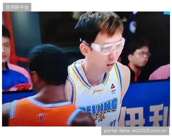 周琦凭借身高优势统治进攻篮板,为北京队创造大量二次进攻机会。 周琦凭借身高优势统治进攻篮板,为北京队创造大量二次进攻机会。